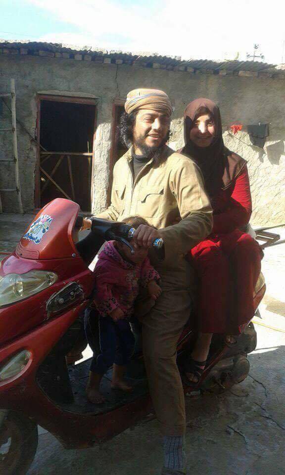 فتيات في أحضان مسلحي داعش